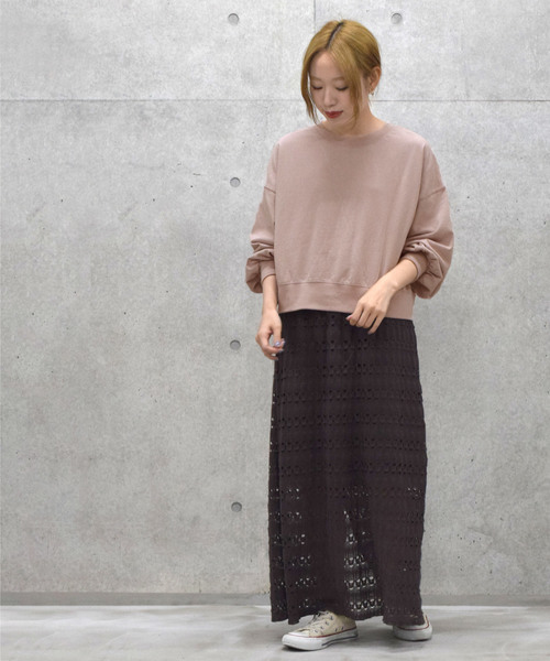 w closet（ダブルクローゼット）の「バックリボンクロップドプルオーバー（スウェット・レディース・グレイッシュベージュ/スミクロ/オフホワイト・FREE）」の4枚目の写真