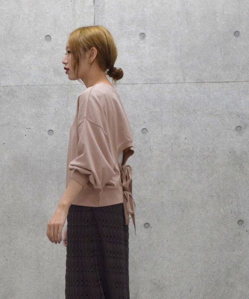 w closet（ダブルクローゼット）の「バックリボンクロップドプルオーバー（スウェット・レディース・グレイッシュベージュ/スミクロ/オフホワイト・FREE）」の5枚目の写真