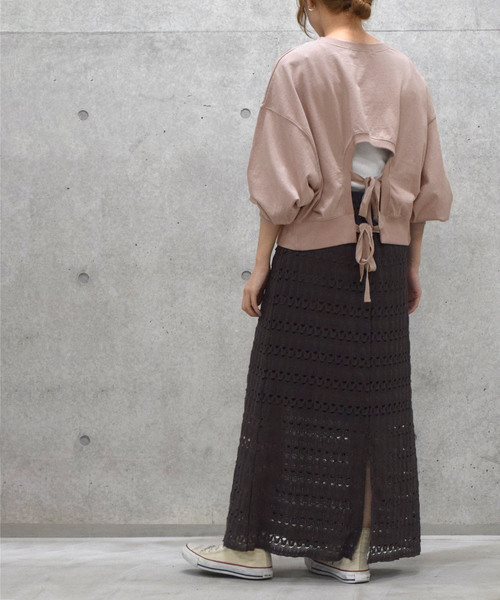 w closet（ダブルクローゼット）の「バックリボンクロップドプルオーバー（スウェット・レディース・グレイッシュベージュ/スミクロ/オフホワイト・FREE）」の6枚目の写真