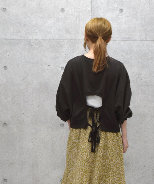 w closet（ダブルクローゼット）の「バックリボンクロップドプルオーバー（スウェット・レディース・グレイッシュベージュ/スミクロ/オフホワイト・FREE）」の12枚目の写真