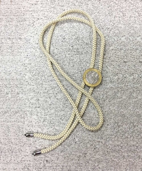 Pledge（プレッジ）の「【Ky】【Pledge（プレッジ）】イタリアコインループタイ（ネックレス・メンズ・ブラック/ブラウン/ベージュ/グリーン/ネイビー/ワインレッド/ブラック系その他/ブルー系その他/ブラウン系その他/ワイン系・FREE）」の5枚目の写真