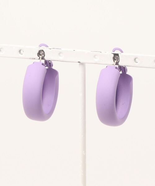 Fun & Daily（ファンアンドデイリー）の「F&D : マットカラーフープピアス（ピアス（両耳用）・レディース・イエロー/オレンジ/グリーン/ブルー/ピンク/レッド/パープル/フューシャピンク・FREE）」の4枚目の写真