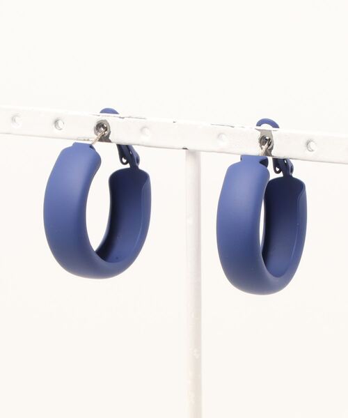 Fun & Daily（ファンアンドデイリー）の「F&D : マットカラーフープピアス（ピアス（両耳用）・レディース・イエロー/オレンジ/グリーン/ブルー/ピンク/レッド/パープル/フューシャピンク・FREE）」の3枚目の写真