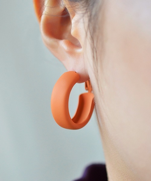 Fun & Daily（ファンアンドデイリー）の「F&D : マットカラーフープピアス（ピアス（両耳用）・レディース・イエロー/オレンジ/グリーン/ブルー/ピンク/レッド/パープル/フューシャピンク・FREE）」の8枚目の写真