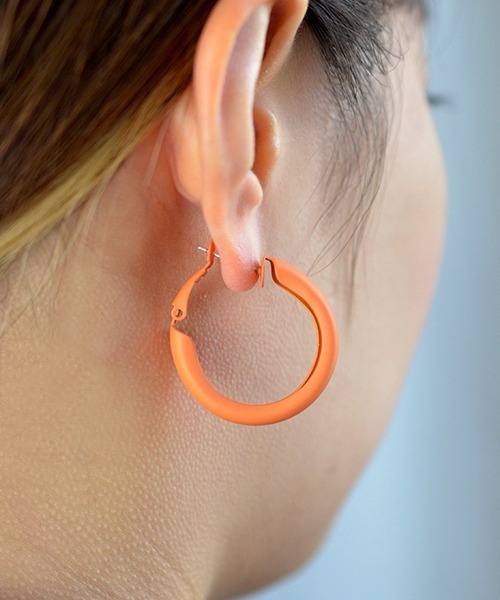 Fun & Daily（ファンアンドデイリー）の「F&D : マットカラーフープピアス（ピアス（両耳用）・レディース・イエロー/オレンジ/グリーン/ブルー/ピンク/レッド/パープル/フューシャピンク・FREE）」の12枚目の写真