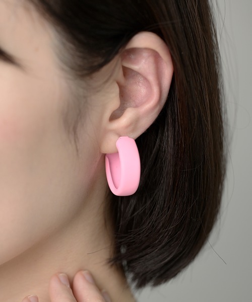 Fun & Daily（ファンアンドデイリー）の「F&D : マットカラーフープピアス（ピアス（両耳用）・レディース・イエロー/オレンジ/グリーン/ブルー/ピンク/レッド/パープル/フューシャピンク・FREE）」の18枚目の写真