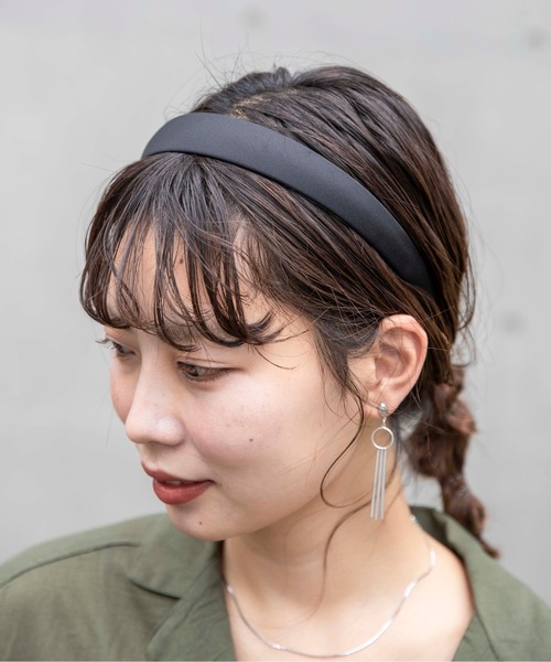 flower（フラワー）の「シルキーヘアバンド 2（カチューシャ・レディース・ブラック/ベージュ/アイボリー・FREE）」の3枚目の写真