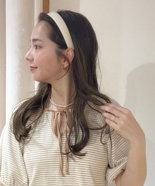 flower（フラワー）の「シルキーヘアバンド 2（カチューシャ・レディース・ブラック/ベージュ/アイボリー・FREE）」の17枚目の写真