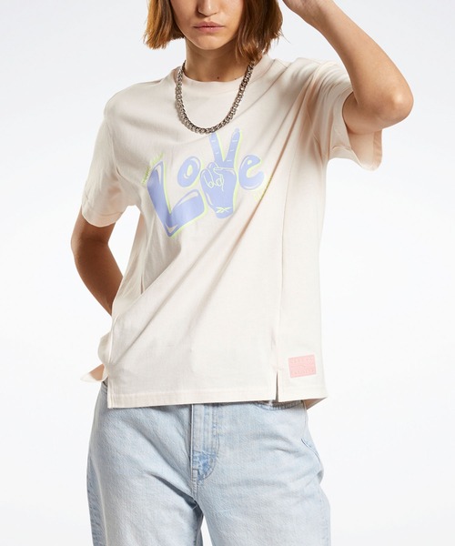 Reebok(リーボック)の「グラフィック ショートスリーブ Tシャツ / CL GRAPHICS SS TEE(Tシャツ/カットソー・レディース・ピンク/アイボリー・SMALL/MEDIUM/LARGE/X-LARGE)」の2枚目の写真