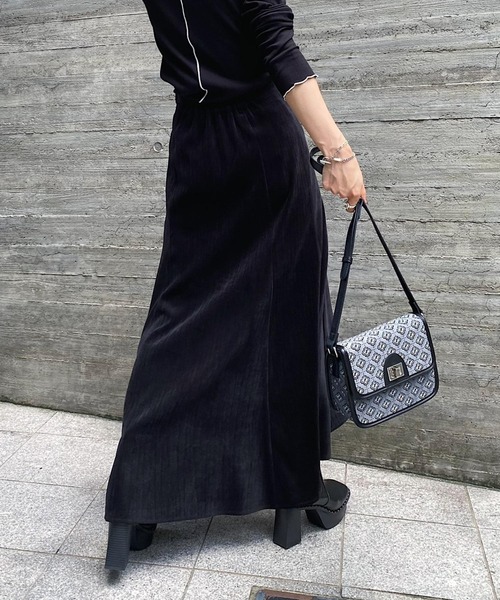 PAGEBOY(ページボーイ)の「スモークベロアマーメイドスカート(スカート・レディース・ブラック/ブルー系その他/グレイッシュベージュ/グリーン系その他・FREE)」の22枚目の写真