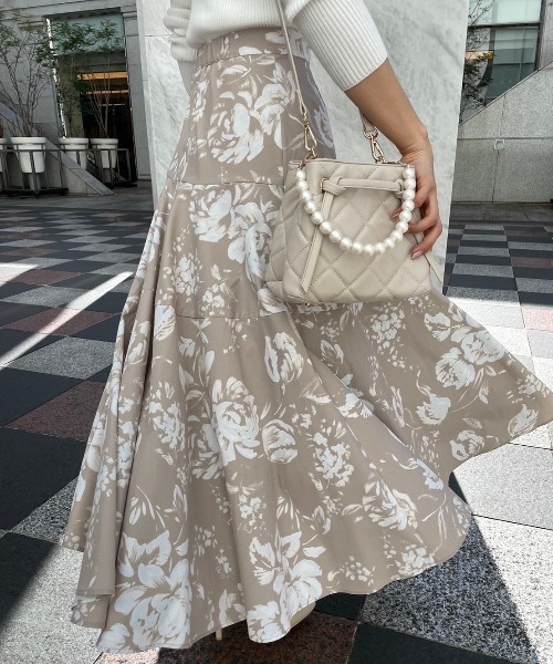 rienda(リエンダ)の「サーキュラーティアードフレアスカート(スカート・レディース・ブラック/ベージュ/ブルー・SMALL/MEDIUM)」の3枚目の写真