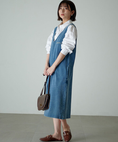 KANGOL EXTRA COMFORT（カンゴールエクストラコンフォート）の「【KANGOL EXTRA COMFORT(カンゴール エクストラコンフォート)】ロゴ刺繍入り Vネックカット デニムジャンスカ（ジャンパースカート・レディース・サックスブルー/インディゴブルー・LL/M/L）」の3枚目の写真