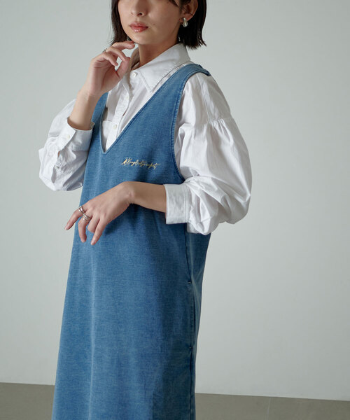 KANGOL EXTRA COMFORT（カンゴールエクストラコンフォート）の「【KANGOL EXTRA COMFORT(カンゴール エクストラコンフォート)】ロゴ刺繍入り Vネックカット デニムジャンスカ（ジャンパースカート・レディース・サックスブルー/インディゴブルー・LL/M/L）」の5枚目の写真