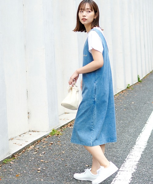 KANGOL EXTRA COMFORT（カンゴールエクストラコンフォート）の「【KANGOL EXTRA COMFORT(カンゴール エクストラコンフォート)】ロゴ刺繍入り Vネックカット デニムジャンスカ（ジャンパースカート・レディース・サックスブルー/インディゴブルー・LL/M/L）」の2枚目の写真