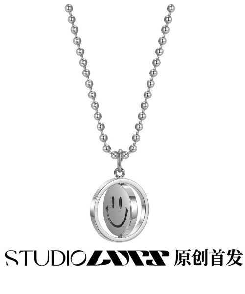 Never mind the XU / Chikashitsu+（ネバーマインド ザ エックスユー / チカシツプラス）の「【LURS/ラース】Emoji Reversible Necklace ニコちゃん リバーシブル シンプル ネックレス スマイリーネックレス レインボーネックレス（ネックレス・メンズ・レインボー/シルバー・60cm）」の5枚目の写真