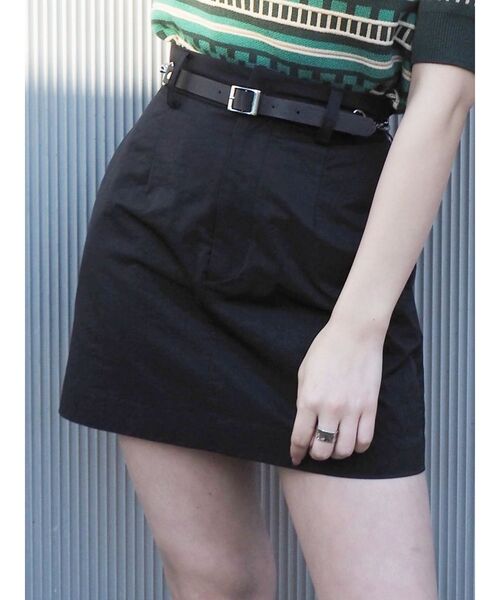 EVRIS(エヴリス)の「チェーンベルトミニスカート【セットアップ着用可能】(スカート・レディース・ブラック/ベージュ/グリーン・SMALL/MEDIUM)」の2枚目の写真