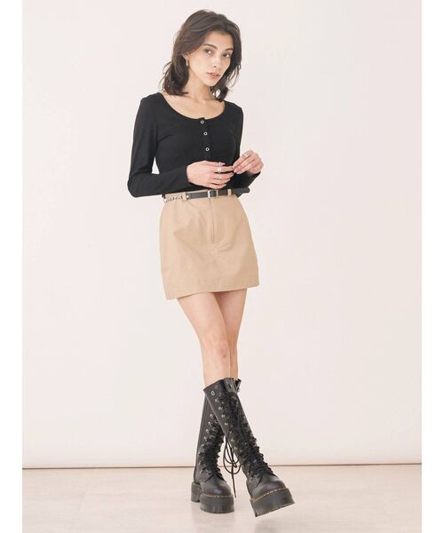 EVRIS(エヴリス)の「チェーンベルトミニスカート【セットアップ着用可能】(スカート・レディース・ブラック/ベージュ/グリーン・SMALL/MEDIUM)」の4枚目の写真