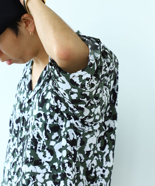 BEAMS（ビームス）の「BEAMS / アニマルプリント オープンカラー シャツ（シャツ/ブラウス・メンズ・ダークグリーン/ベージュ・SMALL/MEDIUM/LARGE/X-LARGE）」の15枚目の写真
