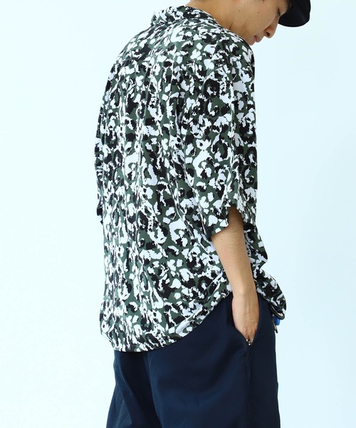 BEAMS（ビームス）の「BEAMS / アニマルプリント オープンカラー シャツ（シャツ/ブラウス・メンズ・ダークグリーン/ベージュ・SMALL/MEDIUM/LARGE/X-LARGE）」の5枚目の写真