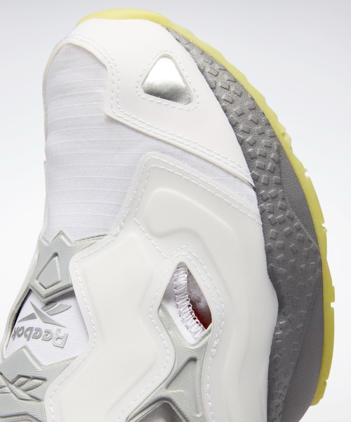 Reebok(リーボック)の「インスタポンプ フューリー 95 / Instapump Fury 95(スニーカー・メンズ・ホワイト×グレー・24.5cm/26.0cm/28.5cm/24.0cm/25.5cm/23.5cm/28.0cm/26.5cm/27.0cm/25.0cm/27.5cm/29.0cm/23.0cm)」の5枚目の写真