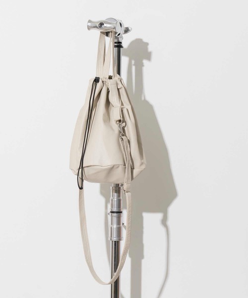 MAISON SPECIAL(メゾンスペシャル)の「《UNISEX》【EX】Vegan Leather Effect Shoulder Drawstring Bag/ヴィーガンレザーエフェクト巾着ショルダーバッグ【MAISON SPECIAL/メゾンスペシャル】(ショルダーバッグ・メンズ・ブラック/ブラウン/ブルー/オフホワイト/オレンジ/シルバー/ベージュ・FREE)」の22枚目の写真