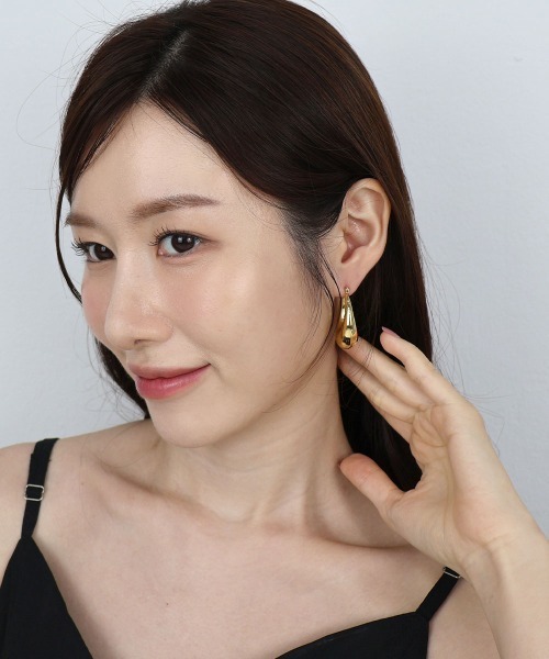 CEMONEMO（セモネモ）の「【金属アレルギー対応】 ワンタッチ ボリューム オーバル フープピアス / サージカルステンレス（ピアス（両耳用）・レディース・シルバー/ゴールド・FREE）」の4枚目の写真