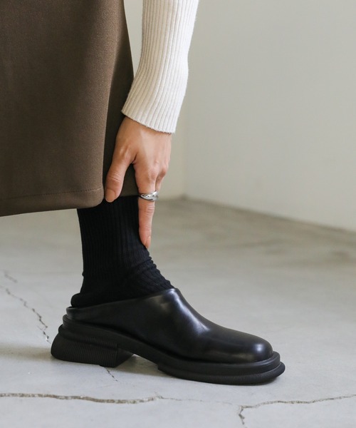 select MOCA(セレクトモカ)の「フェイクレザースライドシューズ(スリッポン・レディース・ブラック/ブラウン・SMALL/MEDIUM/LARGE/X-LARGE)」の3枚目の写真