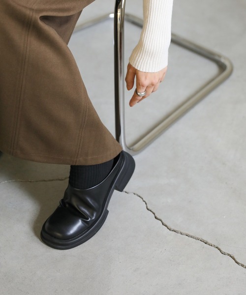 select MOCA(セレクトモカ)の「フェイクレザースライドシューズ(スリッポン・レディース・ブラック/ブラウン・SMALL/MEDIUM/LARGE/X-LARGE)」の4枚目の写真