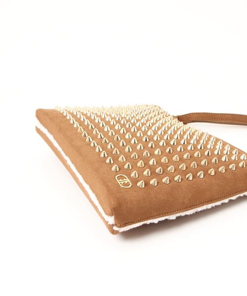 DIAVEL（ディアベル）の「ゴールドスタッズサコッシュ（クラッチバッグ・メンズ・キャメル・F）」の3枚目の写真