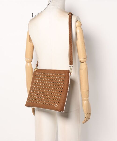 DIAVEL（ディアベル）の「ゴールドスタッズサコッシュ（クラッチバッグ・メンズ・キャメル・F）」の5枚目の写真