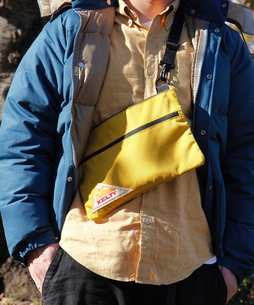 KELTY(ケルティ)の「旅先やおでかけで活躍【KELTY】ナイロンサコッシュ/ VINTAGE FLAT POUCH SM(ショルダーバッグ・レディース・ブラウン系その他/モカ/タン/セージグリーン/ダークグレー/オリーブ/ネイビー/ブラック/マスタード・FREE)」の2枚目の写真