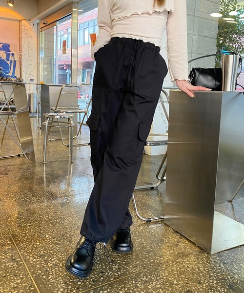 by muni:r(バイ ムニール)の「ストリングバンディングカーゴパンツ(カーゴパンツ・レディース・カーキ/ブラック・FREE)」の14枚目の写真