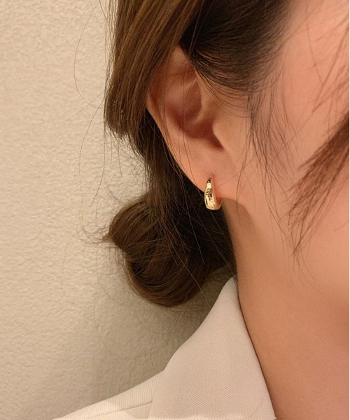 LA VORAGINE(ラ ヴォラジネ)の「セネ/ドロップフープピアス(ピアス(両耳用)・レディース・シルバー/ゴールド・M/L)」の2枚目の写真