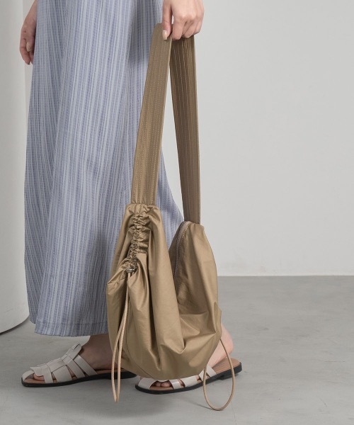 Amiur（エミレ）の「side drawstring useful bag（ショルダーバッグ・レディース・ブラック/アイボリー/ベージュ・FREE）」の13枚目の写真