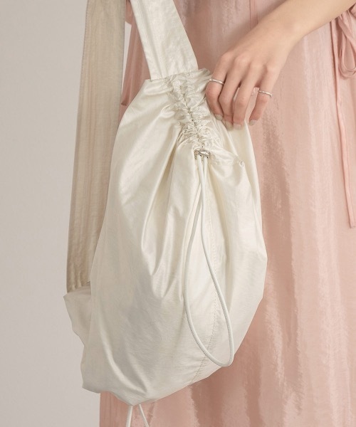 Amiur（エミレ）の「side drawstring useful bag（ショルダーバッグ・レディース・ブラック/アイボリー/ベージュ・FREE）」の5枚目の写真