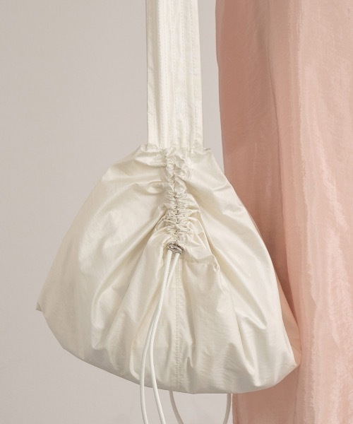 Amiur（エミレ）の「side drawstring useful bag（ショルダーバッグ・レディース・ブラック/アイボリー/ベージュ・FREE）」の6枚目の写真