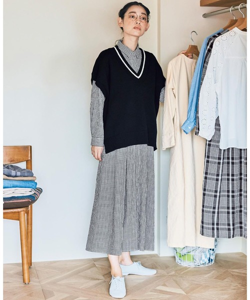 and myera(アンド マイラ)の「and myera 大きなニットベスト(ベスト・レディース・ブラック・MEDIUM/LARGE/X-LARGE/SMALL)」の2枚目の写真