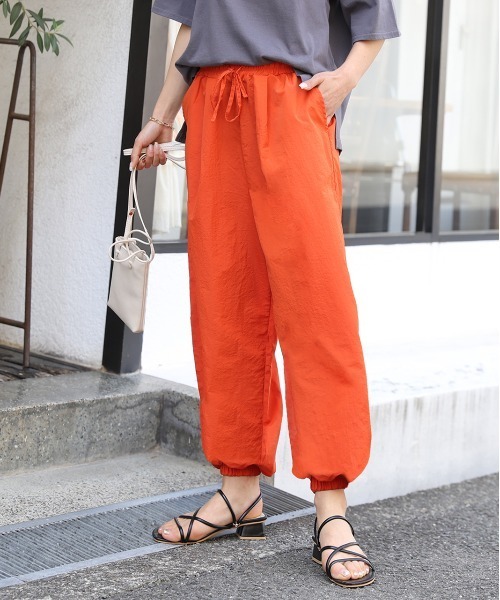 ad thie（アドティエ）の「タック ワッシャー加工 カラージョガーナイロンパンツ（その他パンツ・レディース・オレンジ/ピンク/ブラック/グリーン/ベージュ/ブルー/イエロー・MEDIUM/LARGE）」の7枚目の写真