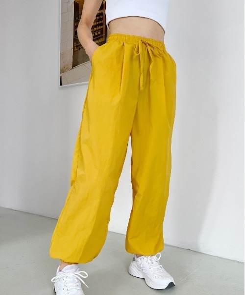 ad thie（アドティエ）の「タック ワッシャー加工 カラージョガーナイロンパンツ（その他パンツ・レディース・オレンジ/ピンク/ブラック/グリーン/ベージュ/ブルー/イエロー・MEDIUM/LARGE）」の14枚目の写真