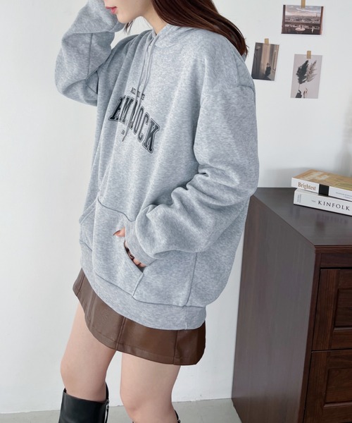 CLEA（クレア）の「カレッジロゴオーバーサイズフード付きパーカー（パーカー・レディース・オートミール/グレー/ネイビー・FREE）」の7枚目の写真