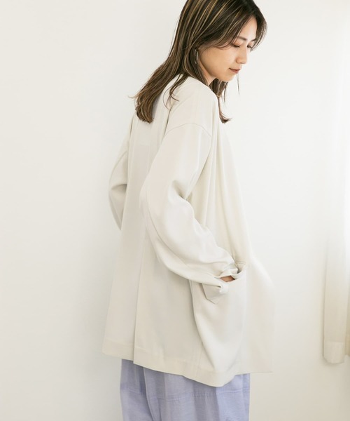 【美品】ケービーエフ　シンプルベーシック無地　長袖ノーカラージャケット KBF（ケイビーエフ）の「BACKタックノーカラージャケット（ノー