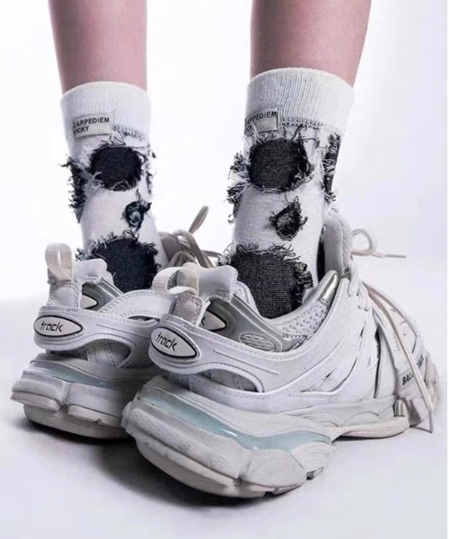 .KOM（ドットコム）の「『.KOM/ドットケーオーエム』ダメージソックス【Y】【CN】（ソックス/靴下・レディース・ブラック/ホワイト・FREE）」の2枚目の写真