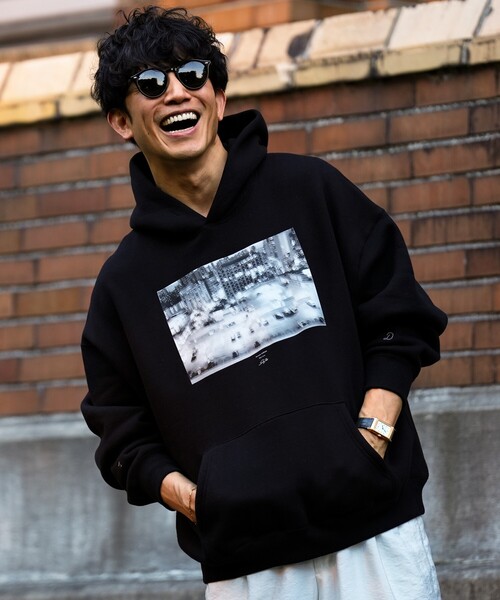 DRESSTERIOR（ドレステリア）の「◆櫻井貴史×DRESSTERIORコラボ フォトプリントフーディ（パーカー・メンズ・ホワイト/ブラック・90/91/92）」の3枚目の写真