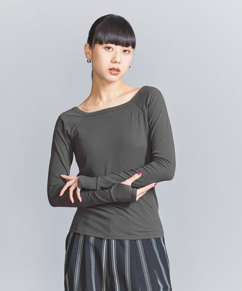 BEAUTY&YOUTH UNITED ARROWS（ビューティーアンドユースユナイテッドアローズ）の「コットンブレンド ベア天竺 オフショルダー カットソー（Tシャツ/カットソー・レディース・ダークグレー/クリーム/レッド・FREE）」の2枚目の写真
