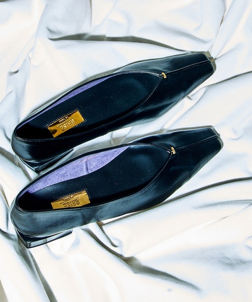 GRISE（グリーズ）の「GRISE2.5cmナロースクエアシームフラット（その他シューズ・レディース・ホワイト/カーキ/ブラック系その他/シルバー・24cm/25cm/22.5cm/23.5cm/23cm/22cm/24.5cm）」の3枚目の写真