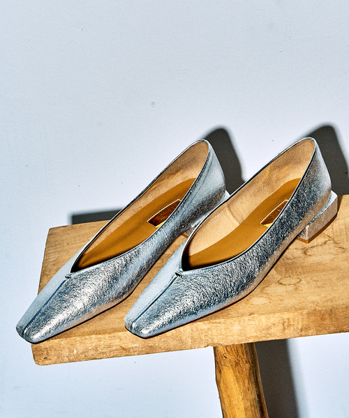 GRISE（グリーズ）の「GRISE2.5cmナロースクエアシームフラット（その他シューズ・レディース・ホワイト/カーキ/ブラック系その他/シルバー・24cm/25cm/22.5cm/23.5cm/23cm/22cm/24.5cm）」の4枚目の写真