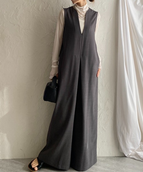 She's Closet(シーズクローゼット)の「深Vネックフロントタックノースリーブオールインワンサロペットワイドパンツ(サロペット/オーバーオール・レディース・チャコール/ブラウン/ブラック/アイボリー/モカ・FREE)」の7枚目の写真