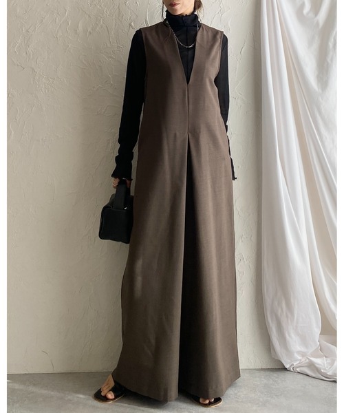 She's Closet(シーズクローゼット)の「深Vネックフロントタックノースリーブオールインワンサロペットワイドパンツ(サロペット/オーバーオール・レディース・チャコール/ブラウン/ブラック/アイボリー/モカ・FREE)」の10枚目の写真