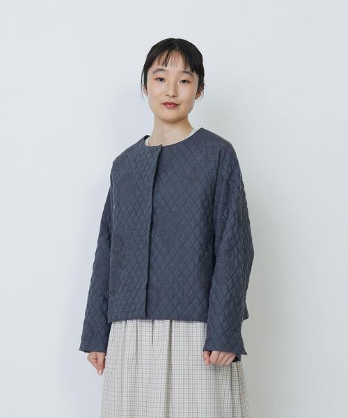 LOISIR(ロワズィール)の「リネンキルティング風刺繍ノーカラージャケット(ノーカラージャケット・レディース・グレー・FREE)」の1枚目の写真