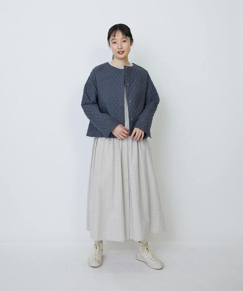LOISIR(ロワズィール)の「リネンキルティング風刺繍ノーカラージャケット(ノーカラージャケット・レディース・グレー・FREE)」の4枚目の写真
